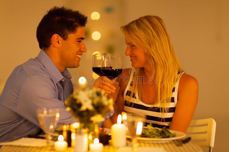 Couple som tycker om wine arkivfoton Couple som tycker om wine arkivfoton
