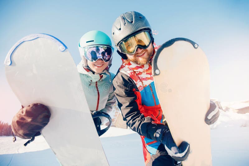 Homme à Lunettes De Soleil Tenant Le Snowboard