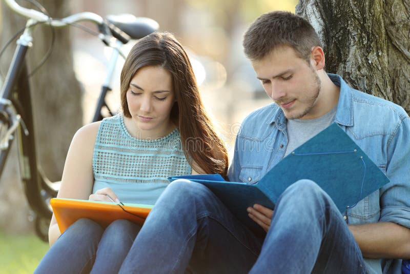 Couple of students studying together outside royalty free stock photography Couple of students studying together outside royalty free stock photography