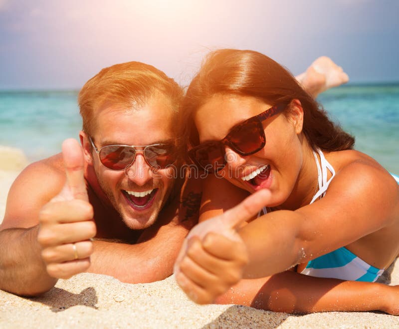 Coppia felice, con gli Occhiali scuri a divertirsi sulla Spiaggia.