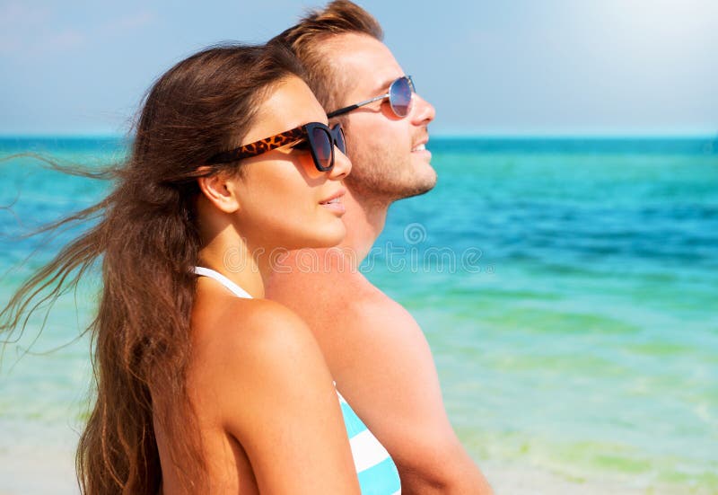 Feliz en gafas de sol sobre el Playa.