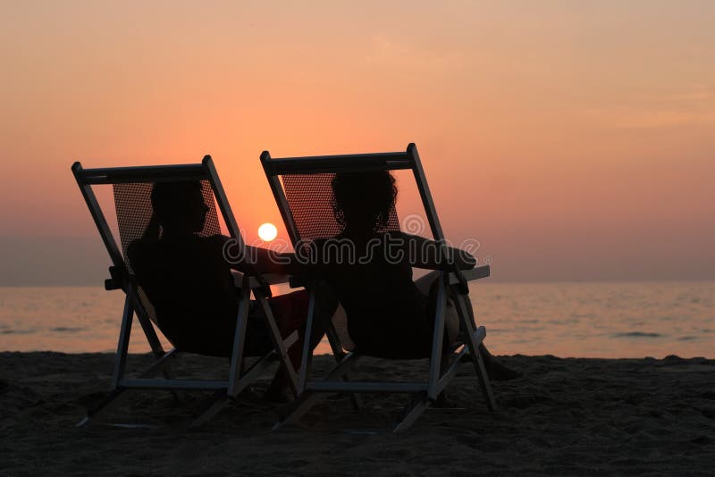 En sillas seguimiento atardecer sobre el Playa.