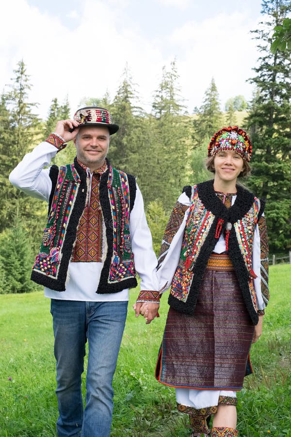 https://thumbs.dreamstime.com/b/couple-traditional-ukrainian-clothes-carpathians-young-couple-traditional-ukrainian-clothes-carpathian-100608204.jpg