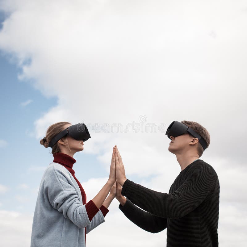 Couple travels in virtual reality royalty free stock images Couple travels in virtual reality royalty free stock images