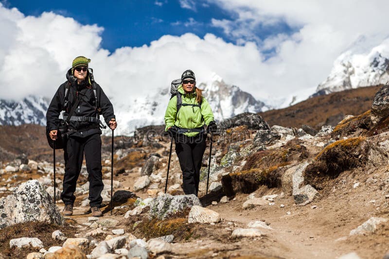 Couple walking and hiking in Himalaya Mountains stock photography Couple walking and hiking in Himalaya Mountains stock photography