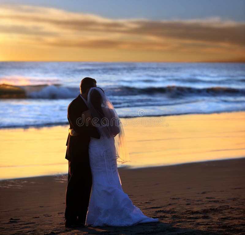 Boda sobre el Playa sobre el atardecer.