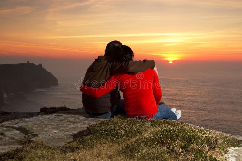 Couples affectueux au coucher du soleil images libres de droits Couples affectueux au coucher du soleil images libres de droits