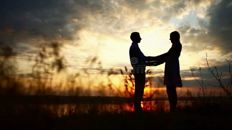 Couples affectueux au coucher du soleil