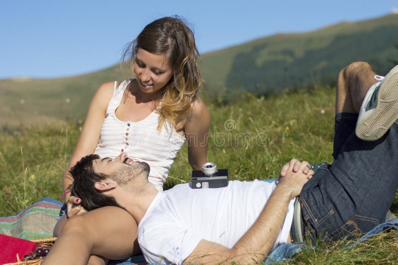 Couples affectueux dans le domaine exprimant des sentiments photo libre de droits Couples affectueux dans le domaine exprimant des sentiments photo libre de droits