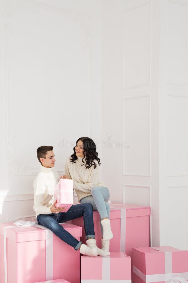 Couples affectueux des ados et des cadeaux images libres de droits Couples affectueux des ados et des cadeaux images libres de droits