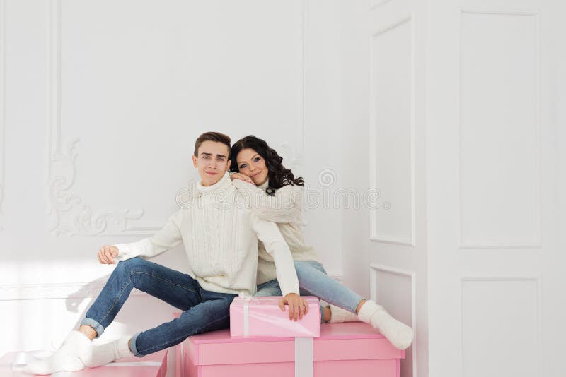 Couples affectueux des ados et des cadeaux image stock Couples affectueux des ados et des cadeaux image stock