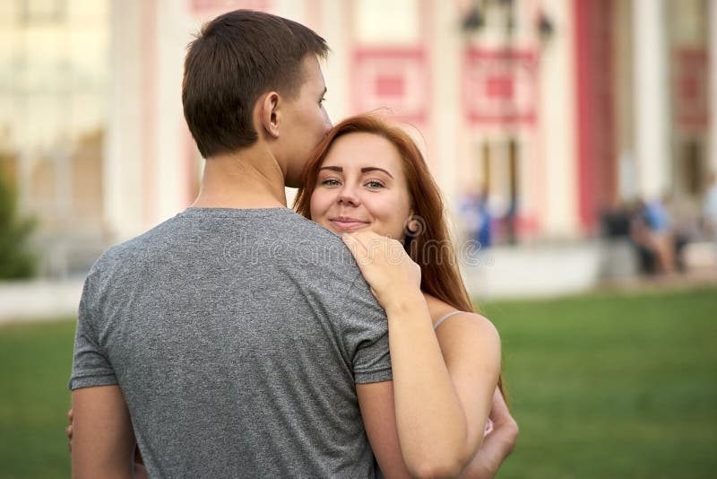 Couples affectueux en stationnement photos libres de droits Couples affectueux en stationnement photos libres de droits