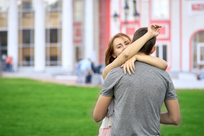 Couples affectueux en stationnement image libre de droits Couples affectueux en stationnement image libre de droits