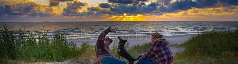 Couples affectueux heureux sur le bord de la mer images libres de droits Couples affectueux heureux sur le bord de la mer images libres de droits