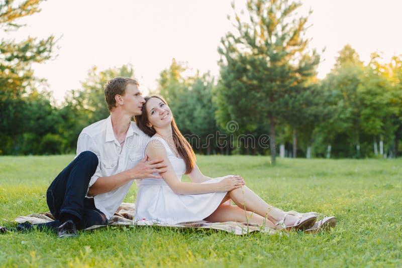 Couples affectueux passant le temps dans privé dans un secteur photo stock Couples affectueux passant le temps dans privé dans un secteur photo stock