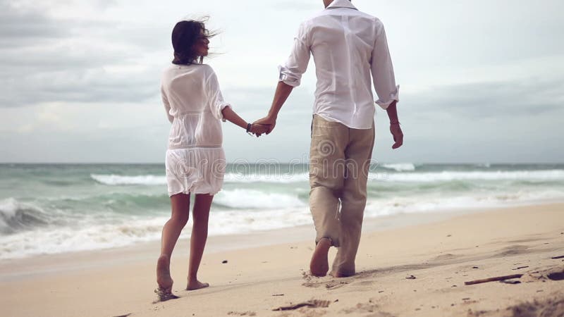 Couples affectueux sur la plage dans le mouvement lent