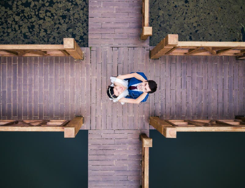 Couples affectueux sur le dock au lac images stock Couples affectueux sur le dock au lac images stock