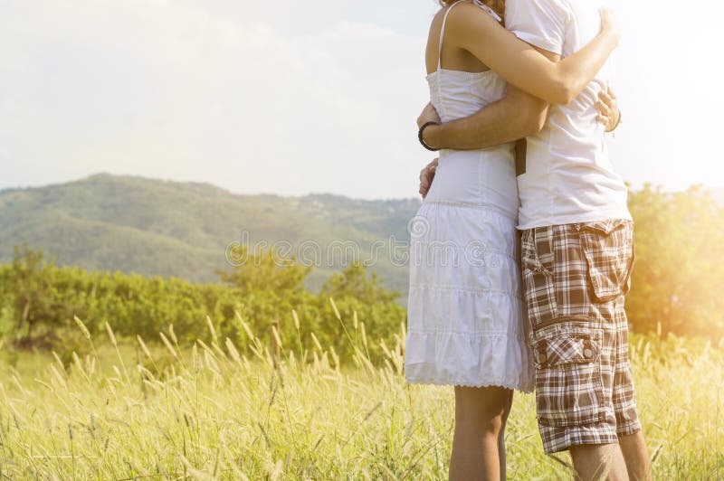 Couples affectueux étreignant l'extérieur fort sans des visages montrés images stock Couples affectueux étreignant l'extérieur fort sans des visages montrés images stock