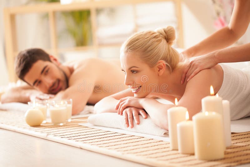Couples appréciant un massage arrière photos libres de droits Couples appréciant un massage arrière photos libres de droits