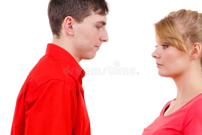 Couples après sérieux triste offensé par querelle photos libres de droits Couples après sérieux triste offensé par querelle photos libres de droits