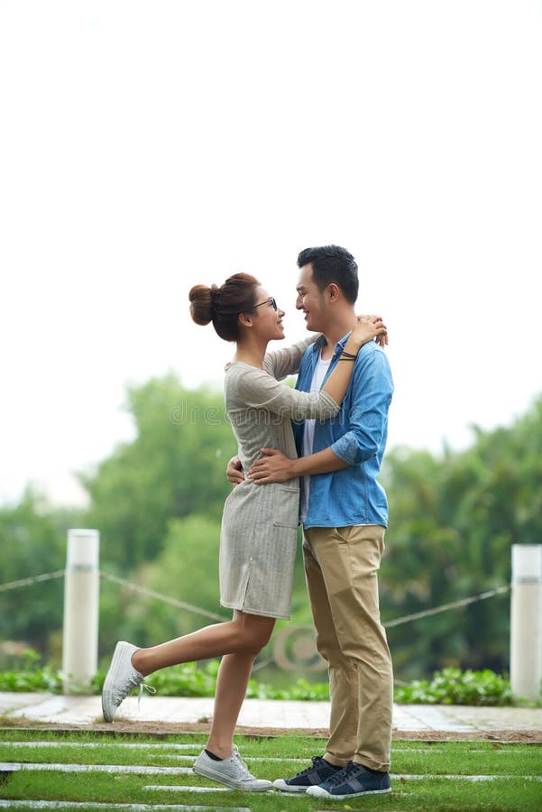 Couples asiatiques insouciants embrassant la date image libre de droits Couples asiatiques insouciants embrassant la date image libre de droits
