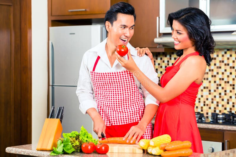Un Couple Asiatique En Tablier Debout Dans La Cuisine Photo stock - Image  du cuisine, tablier: 164806020