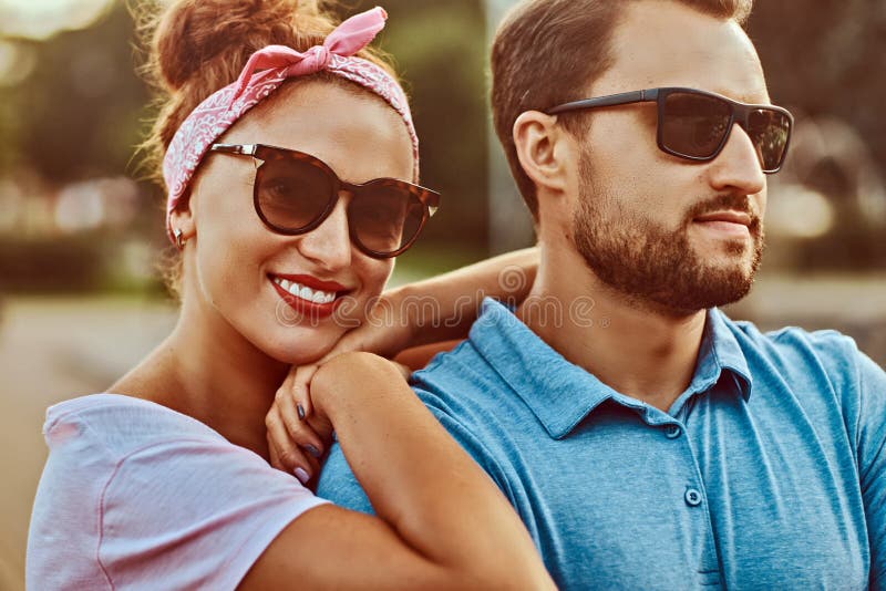 Un Homme Dans Des Lunettes Avec Le Tatouage Sur Son Bras Utilisant La  Tablette Portative Sur Un Siège Arrière D'une Voiture Image stock - Image  du intérieur, caucasien: 113303877