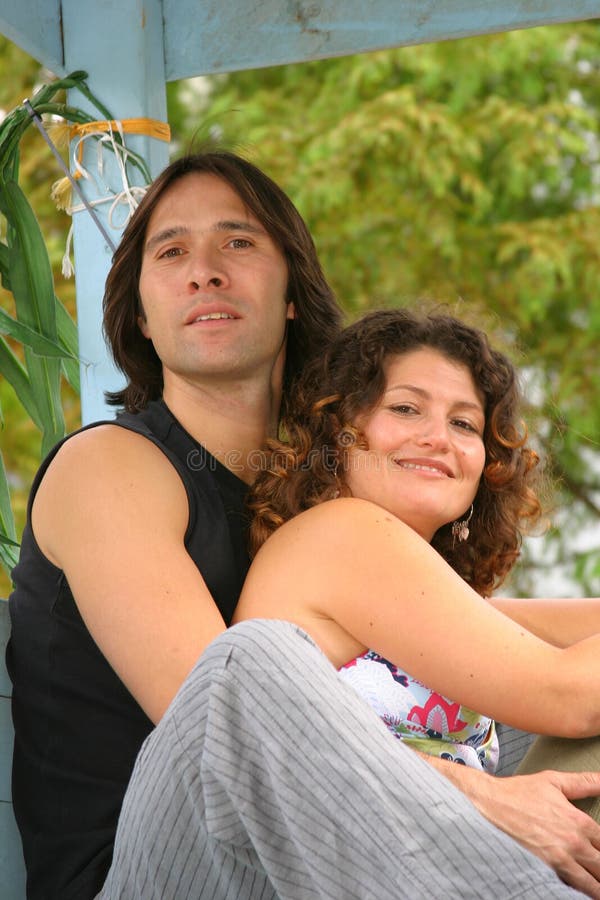 Couples attrayants dans l'amour photo libre de droits Couples attrayants dans l'amour photo libre de droits