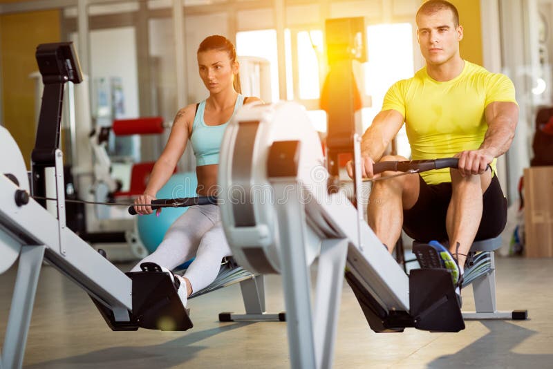 Couples au gymnase image stock Couples au gymnase image stock