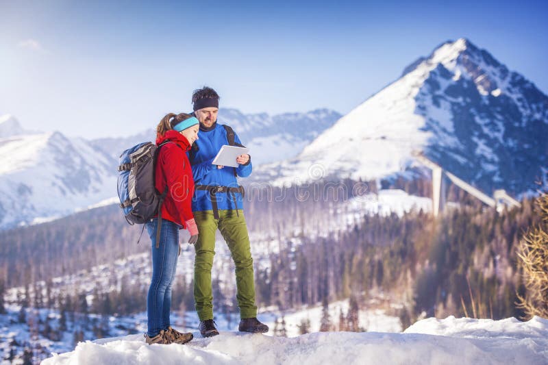 Couples augmentant dehors en nature d'hiver photo stock Couples augmentant dehors en nature d'hiver photo stock
