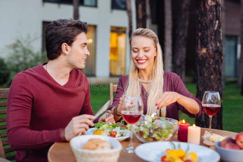 Couples avec plaisir heureux appréciant leur repas ensemble images libres de droits Couples avec plaisir heureux appréciant leur repas ensemble images libres de droits