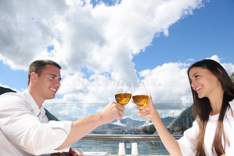Couples ayant le lanch au beau restaurant photo stock Couples ayant le lanch au beau restaurant photo stock