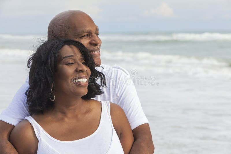 Couples aînés heureux d'Afro-américain sur la plage image libre de droits