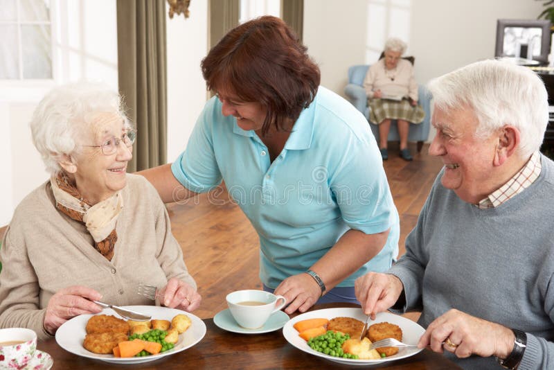 Couples aînés servi le repas par Carer