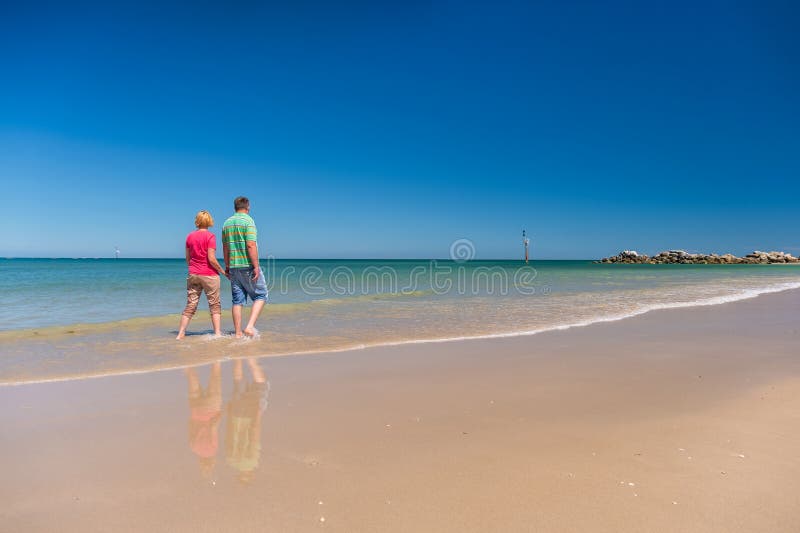 Couples aînés à la plage photo libre de droits Couples aînés à la plage photo libre de droits