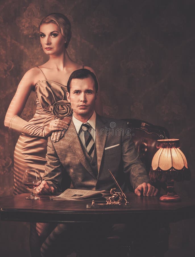 Couples bien habillés dans le coffret images stock Couples bien habillés dans le coffret images stock