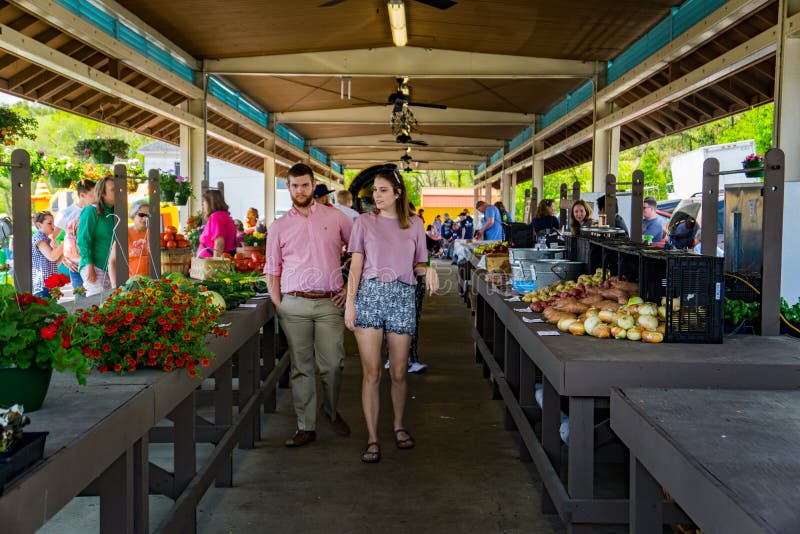 Couples chez Vinton Farmers Market image stock Couples chez Vinton Farmers Market image stock