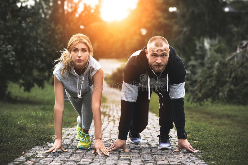 Couples courants de ville pulsant dehors Coureurs formant dehors l'élaboration dedans image stock Couples courants de ville pulsant dehors Coureurs formant dehors l'élaboration dedans image stock