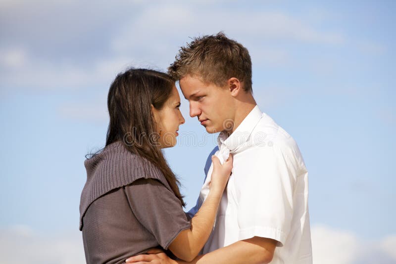 Un couple d'adolescents se disputant photographie stock libre de droits