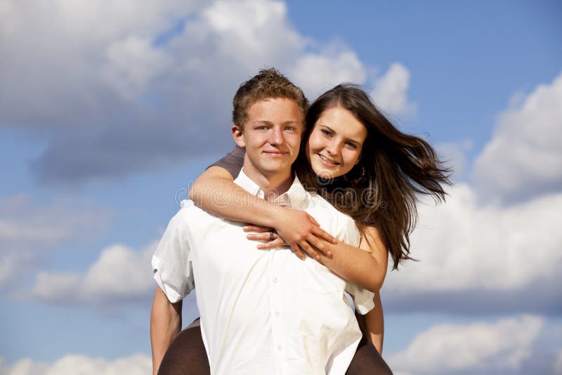Jeune couple souriant et heureux images libres de droits