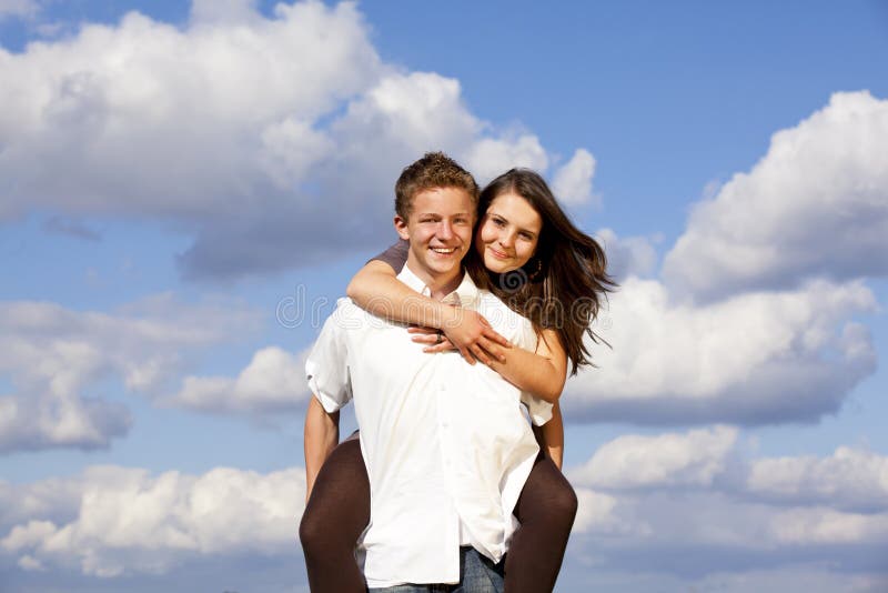 Jeune couple souriant et heureux photo libre de droits