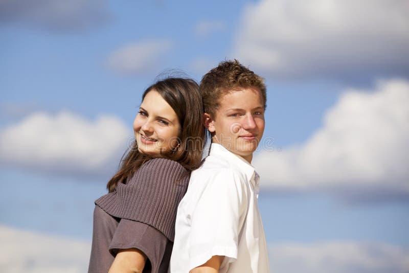 Couples d'adolescent heureux image libre de droits