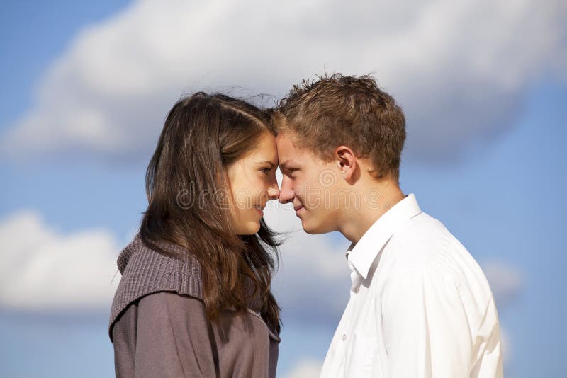 Couple d'adolescents heureux photographie stock