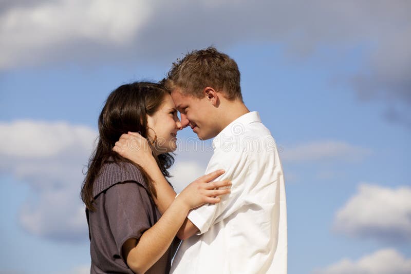 Couple d'adolescents heureux images stock