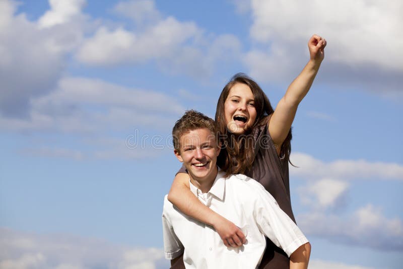 Couple d'adolescents heureux et enjoués photographie stock