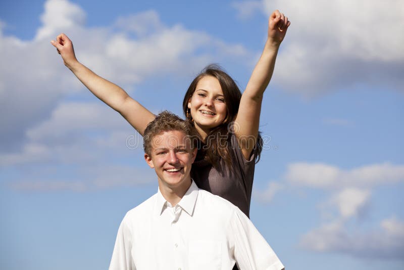 Couples d'adolescent heureux encourageants photographie stock libre de droits