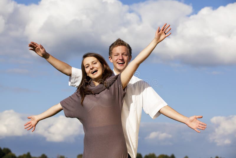 Couple d'adolescents heureux et enjoués photographie stock libre de droits