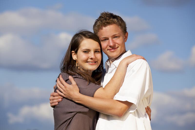 Jeune couple adolescent heureux enlacé photo libre de droits