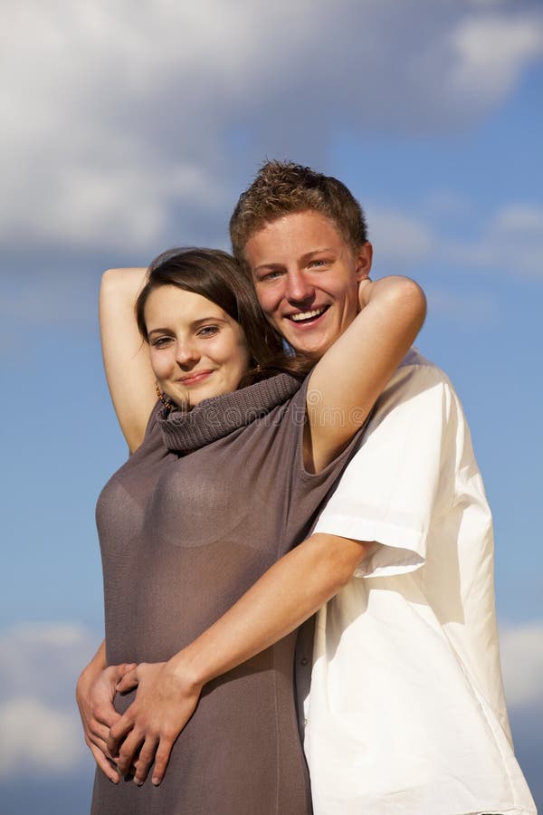 Jeune couple adolescent heureux en train de s'embrasser image stock