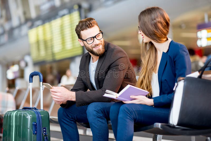 Couples d'affaires à l'aéroport photo libre de droits